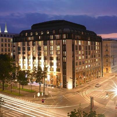 Ein neues Hotel kommt selten allein: Re-opening Hilton Vienna Plaza